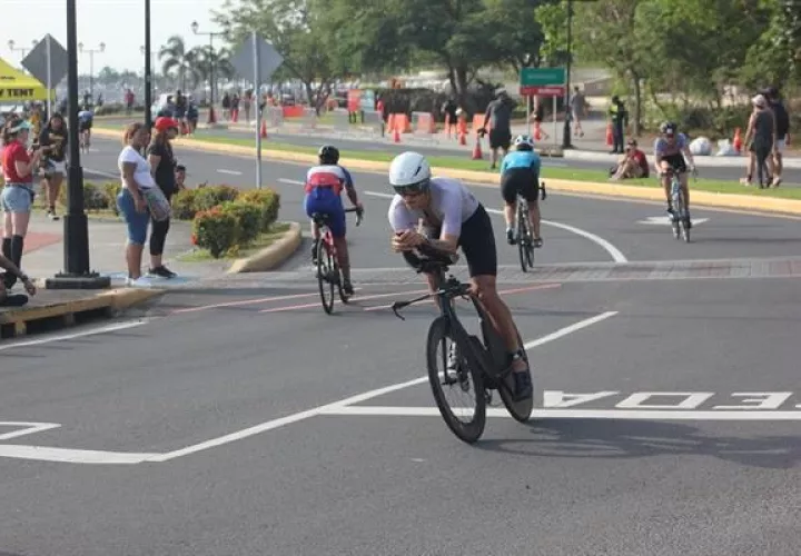 El paraguayo Andrés Arce compite en la prueba Ironman 70.3