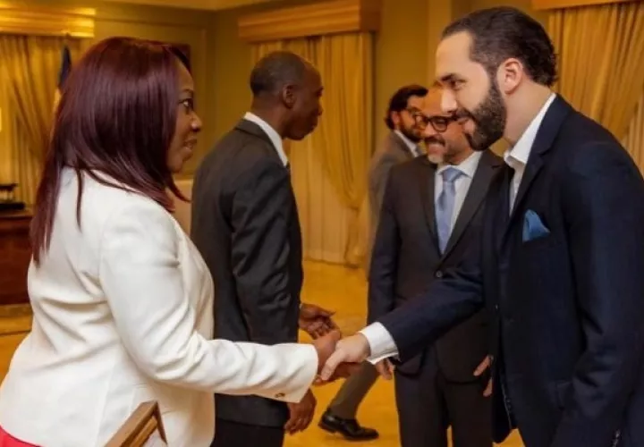 Kayra Harding junto al presidente salvadoreño, Nayib Bukele. Foto: Cortesía