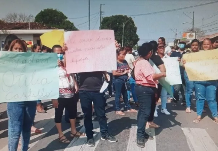 La protesta se realizó frente a la escuela y no afectó el desarrollo de las clases. Foto: Thays Domínguez
