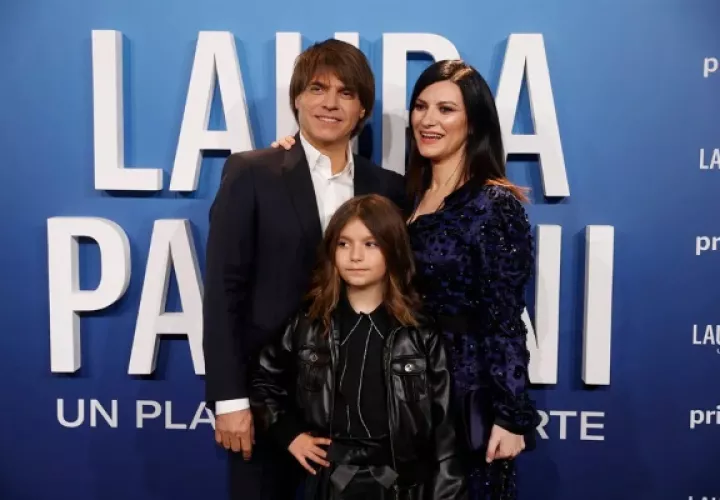 Laura Pausini (d), junto a su ya marido, Paolo Carta, y su hija, en una imagen de archivo. Foto: EFE / Juanjo Martín