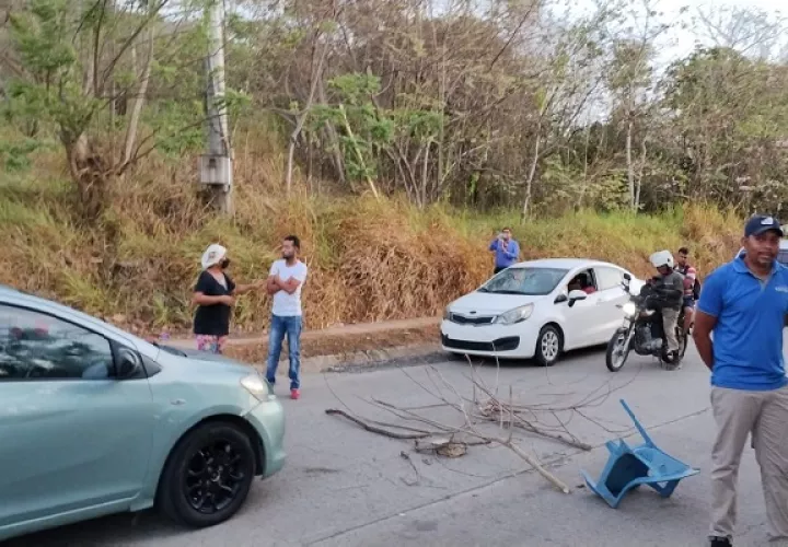 Entre gritos y consignas de ¡"Fuera la cantera, queremos carreteras! ", los pobladores exigen respuestas. Foto. Eric Montenegro