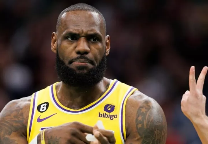 LeBron no respondió a provocaciones de un Beverly de los Bulls. EFE