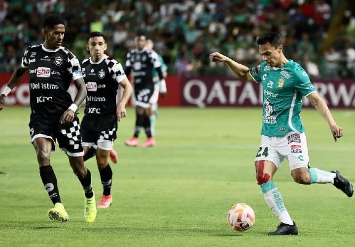 Osvaldo Rodríguez (der.) del León disputa el balón con Breidy Golúz (izq.) del Tauro en la Concachampions. Foto:EFE