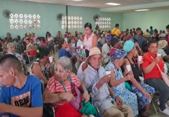 La comunidad siempre se muestra solidaría con los que menos tienen. Foto. Thays Domínguez 
