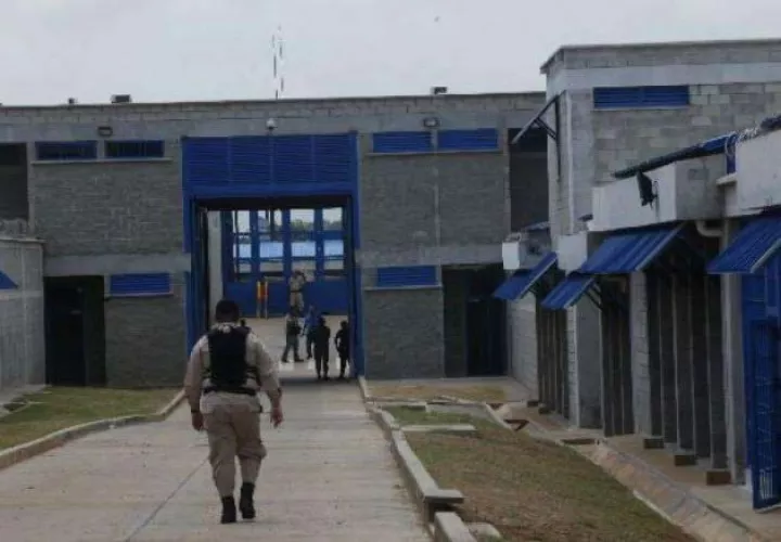 Recientemente se agarró infragati a un mayor de la Policía Nacional  que intentaba introducir cinco celulares a La Nueva Joya.