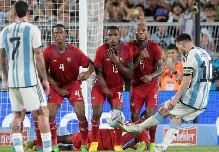 El capitán de Argentina, Lionel Messi, cobra un tiro libre contra Panamá. Foto:EFE
