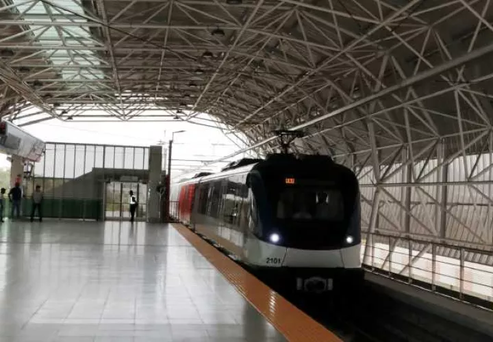 Primer tren en arribar a la estación del aeropuerto internacional de Tocumen, en el que se encontraba el presidente Laurentino Cortizo. Foto: Víctor Arosemena