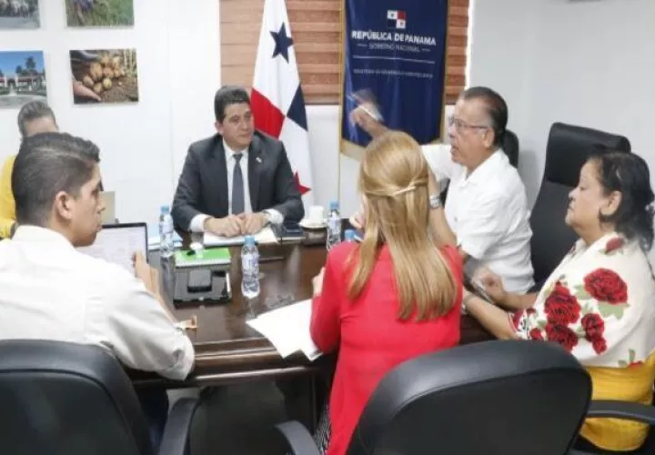 El titular del Mida se con su equipo de trabajo, para darle seguimiento a los avances de pago a los arroceros del país.