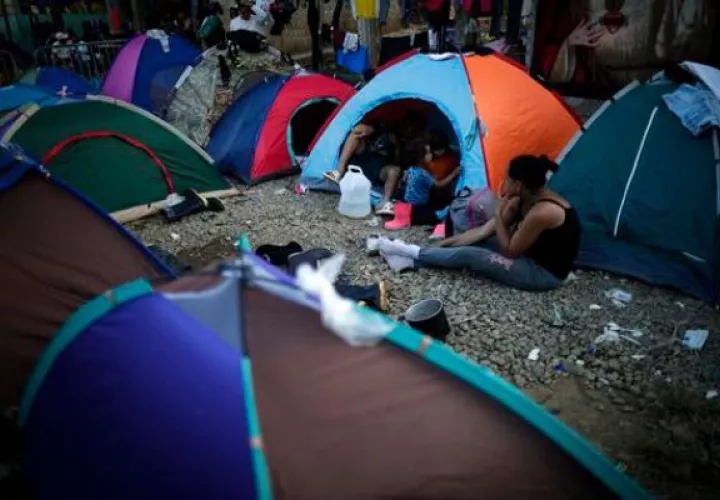 Personas migrantes descansan tras caminar días por la selva del Darién (Panamá). Foto: EFE