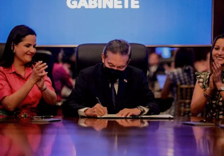 El presidente de la República, Laurentino Cortizo, sancionaba la Ley que crea el Ministerio de la Mujer. Foto: Cortesía