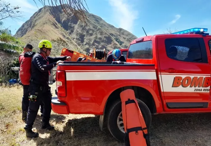 Los bomberos participaron en las labores de rescate del cuerpo. Foto: Bomberos