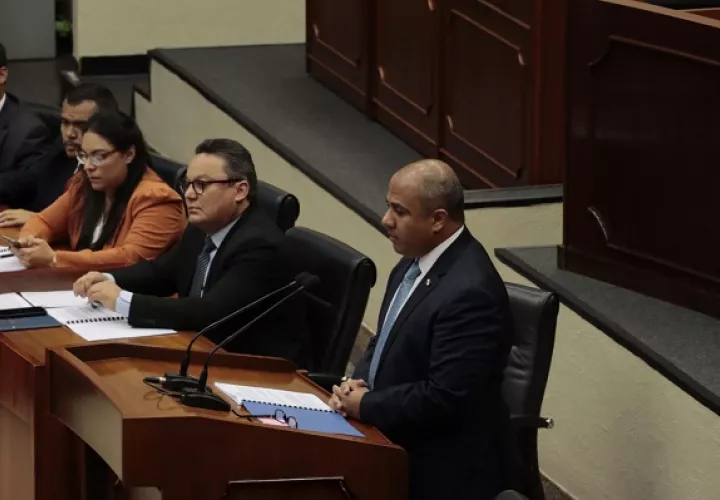 Norial Araúz acudió a la Asamblea Nacional, junto a su equipo de trabajo, a responder un cuestionario enviado por las diputados.