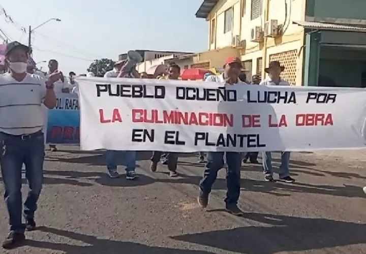 Los padres de familia y educadores no descartan nuevas medidas de presión. Foto. Thyas Domínguez