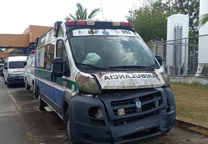  En el estacionamiento trasero de este hospital se acumulan al menos una decena de ambulancias chocadas o con diversos tipos de desperfectos mecánicos. Foto. Eric Montenegro
