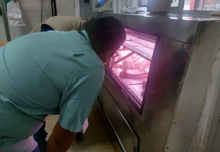 El operativo tenía como objetivo verificar la procedencia de las carnes puestas en venta ante las sospechas de la comercialización de reses hurtadas. Foto. Eric Montenegro