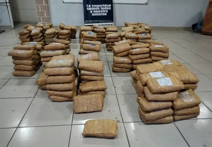 La sustancia ilícita fue trasladada a la sede de la PN en La Chorrera, allí los funcionarios de la Fiscalía de Drogas, efectuaron el conteo de los 348 paquetes de droga. Foto. Eric Montenegro