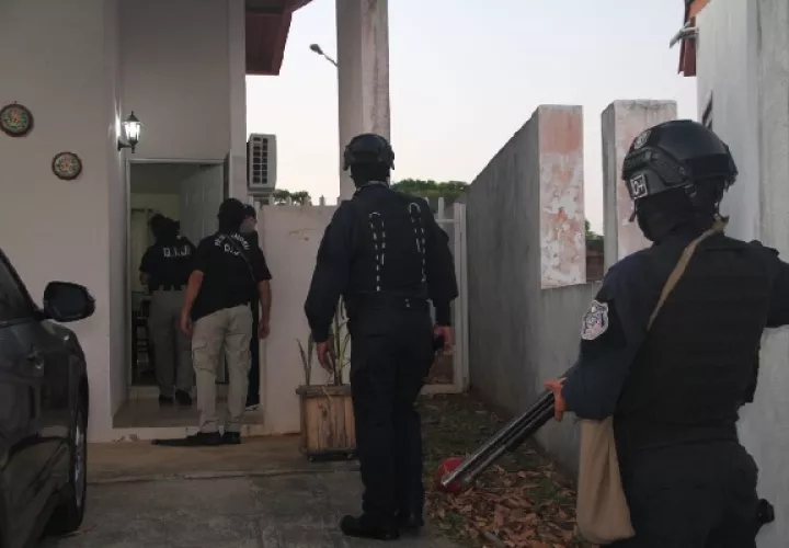 Los funcionarios del MP y la Policía Nacional efectuaron tres diligencias de allanamiento en la búsqueda de los cuatro indiciados. Foto. Eric Montenegro