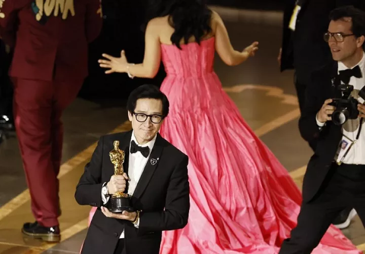 Ke Huy Quan con el elenco después de ganar el óscar a la mejor Película por 'Everything Everywhere All at Once'. EFE