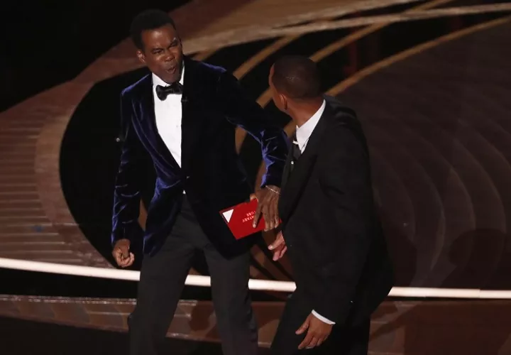 Will Smith mientras abofetea al presentador de la gala Chris Rock. Foto: EFE