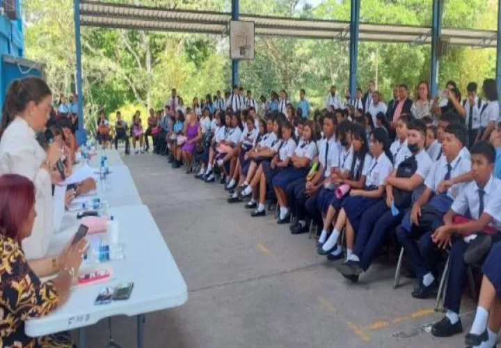 Para avanzar en las reparaciones menores, se debe utilizar el dinero disponible y que las aulas de clases tengan sillas y los pupitres. 