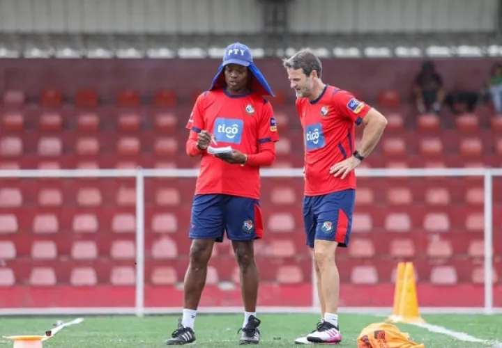Thomas Christiansen (der.) conversa con Jorge Dely,  Panamá se prepara para el amistoso contra Argentina. Foto: Fepafut