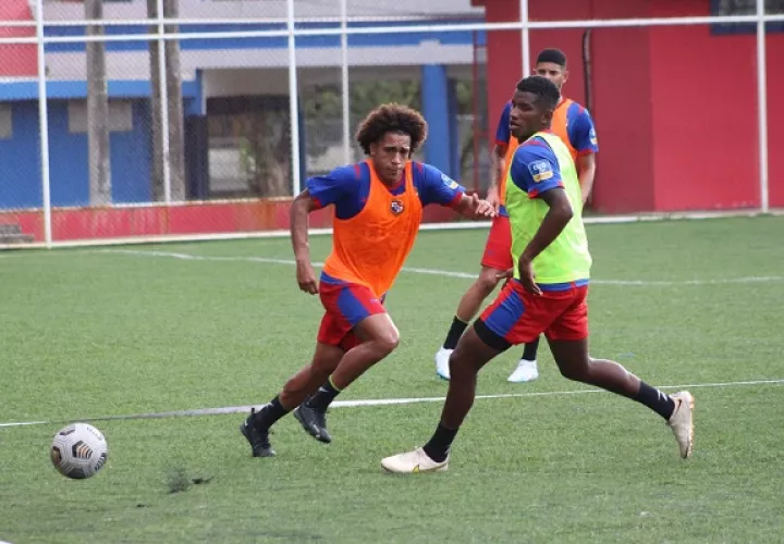 Adalberto Carrasquilla (izq.) y Fidel Escobar durante los entrenamientos de Panamá con miras al partido ante Costa Rica en Liga de Naciones. Foto: Fepafut