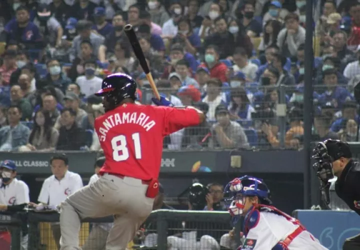 El panameño Jhadiel Santamaría consume un turno al bate ante China Taipéi en el Clásico Mundial de Béisbol.Foto: Fedebeis