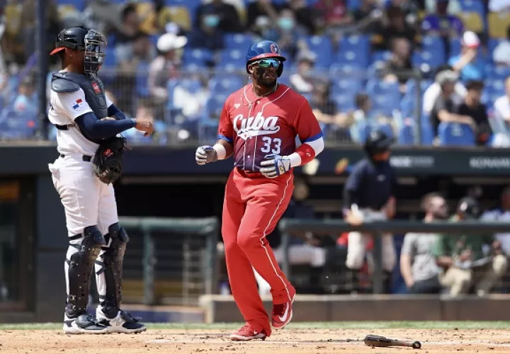 Yadir Drake anota una carrera para Cuba en el partido contra Panamá en el Clásico Mundial de Béisbol. Foto:EFE