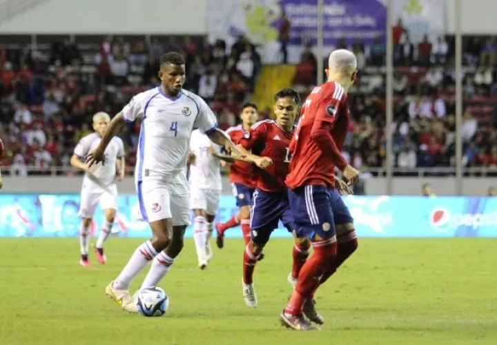 El panameño Fidel Escobar controla el balón ante la marca de jugadores de Costa Rica. Fepafut