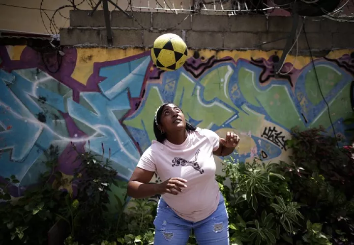 Raiza Gutiérrez, entrenadora de fútbol en Panamá. Foto: EFE