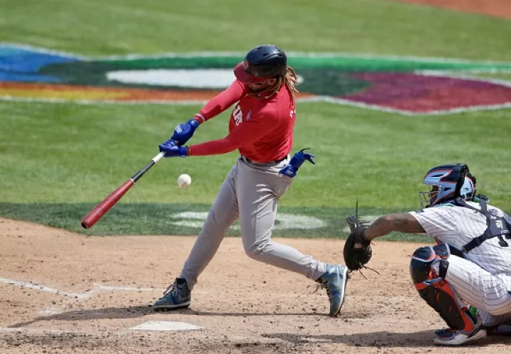 Jonathan Araúz de Panamá consume un turno al bate contra Holanda, Foto: EFE