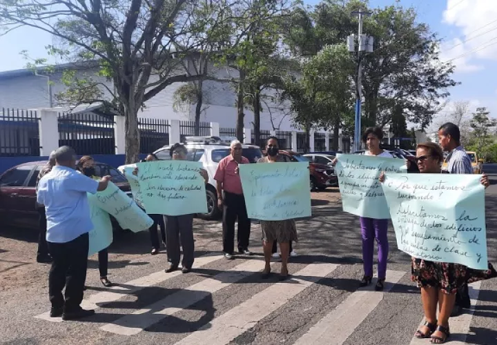 Al grito “Maruja cumple con Pedro Pablo Sánchez” y portando pancartas, el pequeño grupo de profesores se mantuvo en la parte externa del colegio poco más de 30 minutos, ante la mirada de sus colegas. Foto. Eric Montenegro