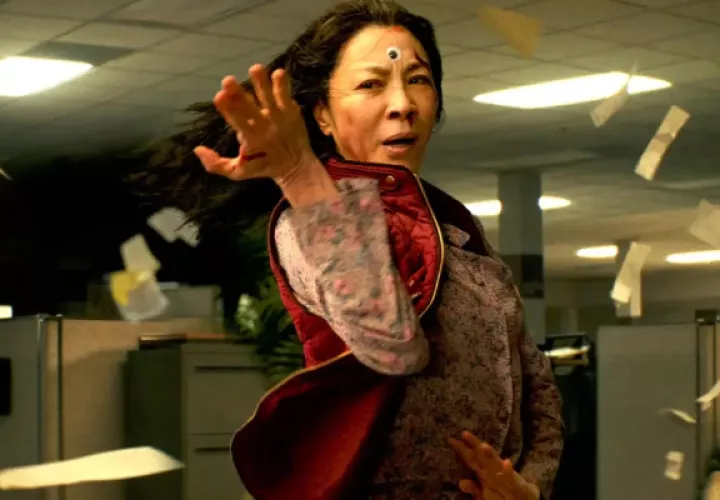 Michelle Yeoh como Evelyn Wang, durante una escena de 'Everything Everywhere All At Once'. Foto: EFE / A24