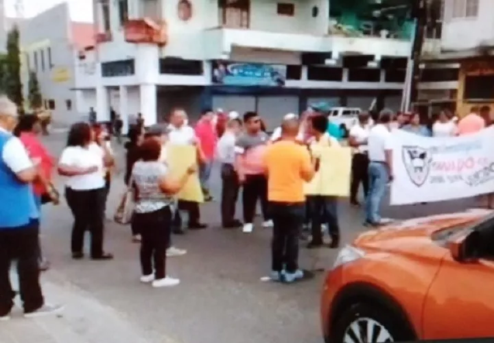 Docentes y padres de familia procedieron a cerrar la entrada de la ciudad atlántica. Foto: Diomedes Sánchez ,
