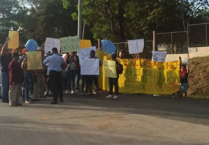 El cierre de la única vía de acceso a Nuevo Emperador provocó un descomunal, tranque vehicular afectando la circulación.El cierre de la única vía de acceso a Nuevo Emperador provocó un descomunal, tranque vehicular afectando la circulación.