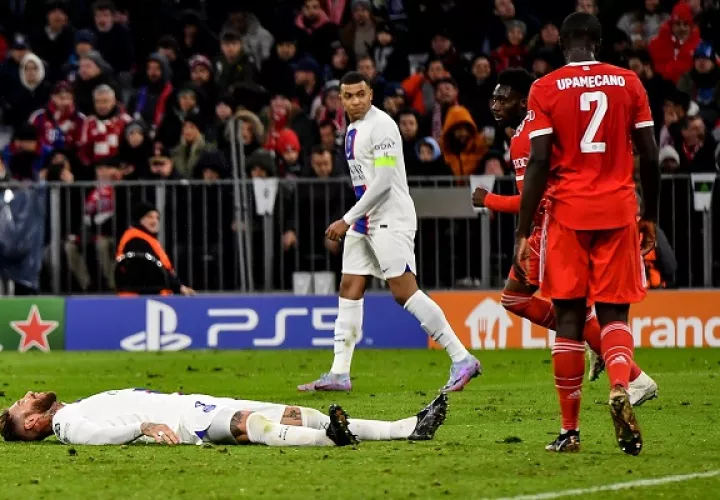 Sergio Ramos en el suelo ante la mirada de Mbapé al quedar eliminado el PSG ante Bayern en la Champions. Foto: EFE