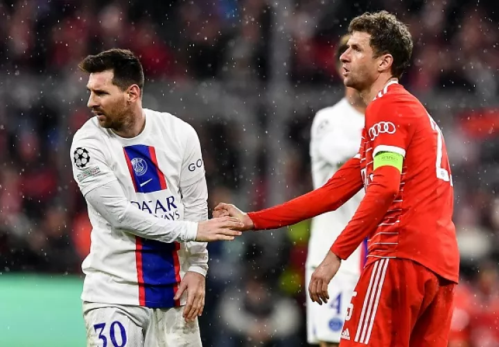 Leo Messi del PSG es saludado por Thomas Müller del Bayern, lueo de la eliminación del equipo francés en la Champions. Foto:EFE