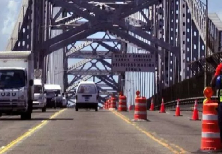 Cuando se realizan trabajos en el puente de Las Américas se dejan dos carriles abiertos para que los vehículos puedan circular en ambas direcciones. Archivo