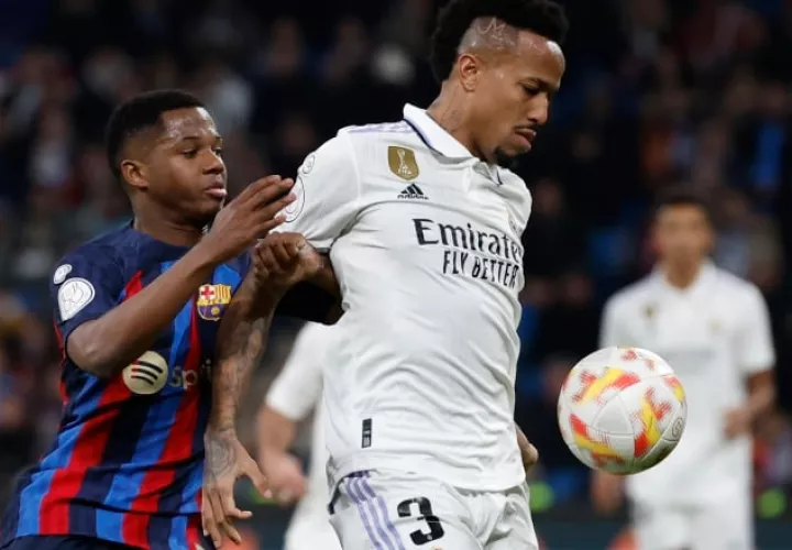 El defensa brasileño del Real Madrid Eder  Militao (der), intenta  controlar el balón ante  la marca de Ansu Fati del Barcelona. Foto:EFE