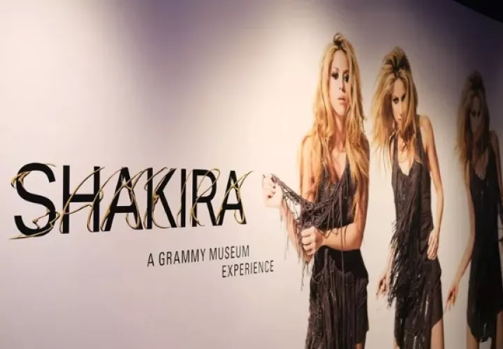 Fotografía del cartel de la exposición 'Shakira: The Grammy Museum Experience'.  Foto: EFE / Guillermo Azábal