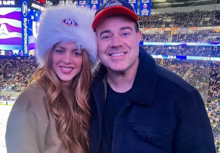 Shakira y Carson Daly, conductor de 'The Voice'. Foto: Instagram / @ny_islanders