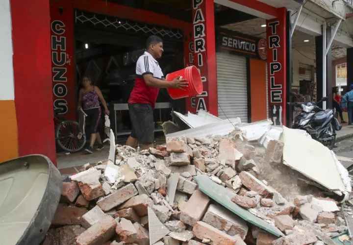 Al menos 14 fallecidos por sismo en Ecuador. Foto: EFE