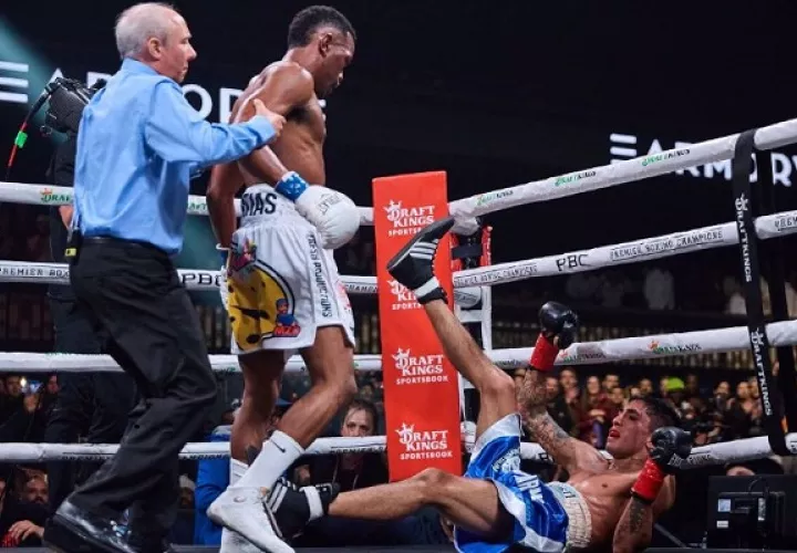 Subriel Matías derriba a Jeremías Ponce por el título de la FIB en los superligeros. Foto: Tomada de Showtime