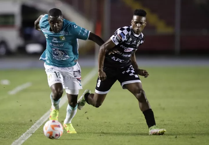 El tico Joel Campbell del Léon disputa el balón contra Víctor Médina del Tauro en la Concachampions. Foto: EFE