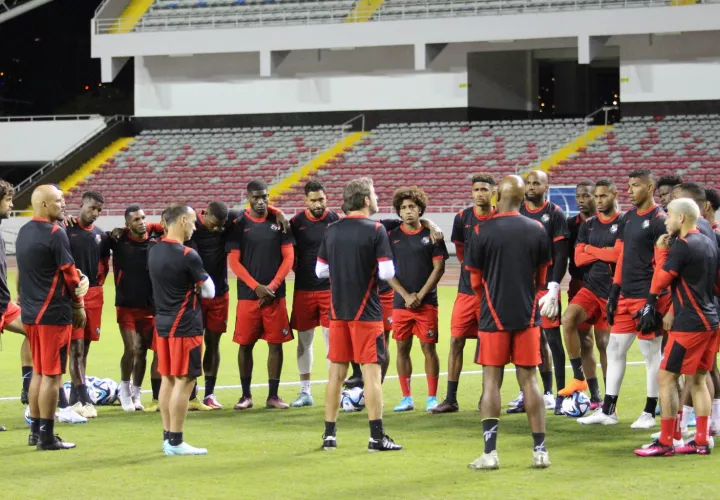 Thomas Christiansen habla con los jugadores previo al partido de Panamá ante Costa Rica. Foto: Fepafut