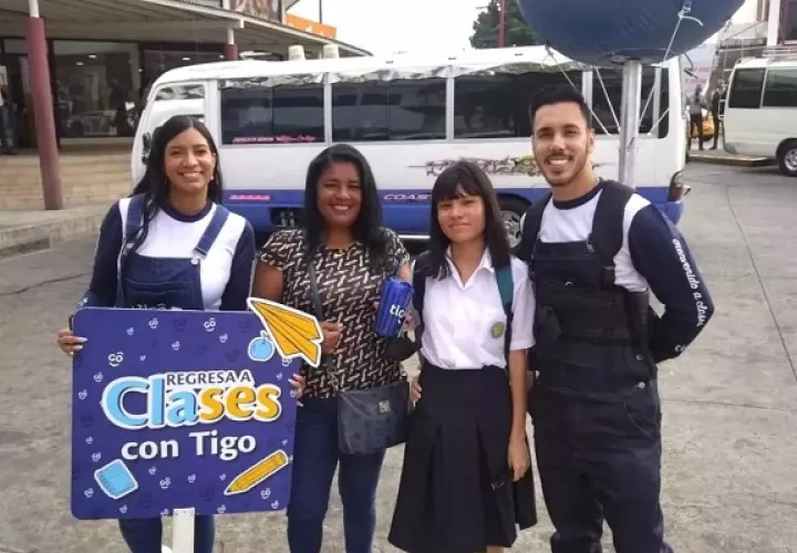 Tigo obsequió termos y toppers a los estudiantes. Foto / Tigo Panamá. 