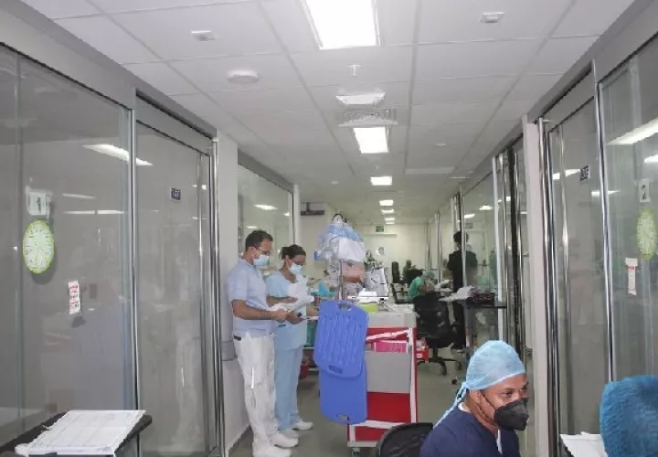 La unidad también recibió ventiladores mecánicos de transporte para llevar a los pacientes a estudios fuera de la UCI, agregó Manuel Arauz, experto en terapia respiratoria. Foto. Cortesía CSS
