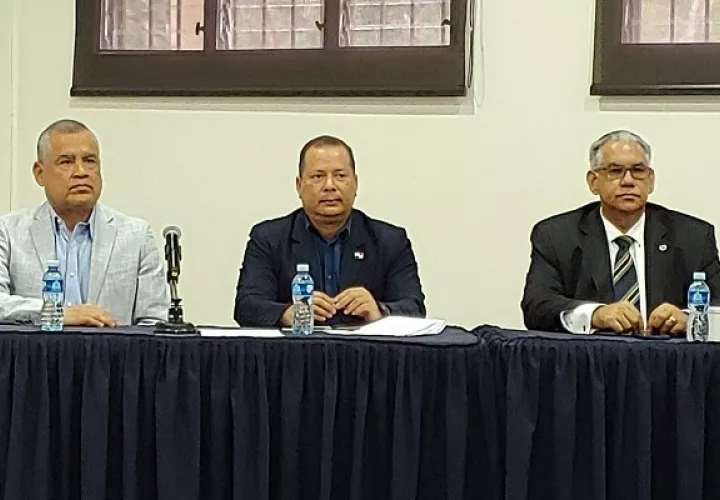 Aníbal Espinoza, presidente UNCAP (izq), Rodolfo Samuda, Gabinete Logístico Panamá (c), y Osiris Ramírez Ponce De León, de OICEX y CECOMEX (der). Foto: Cortesía
