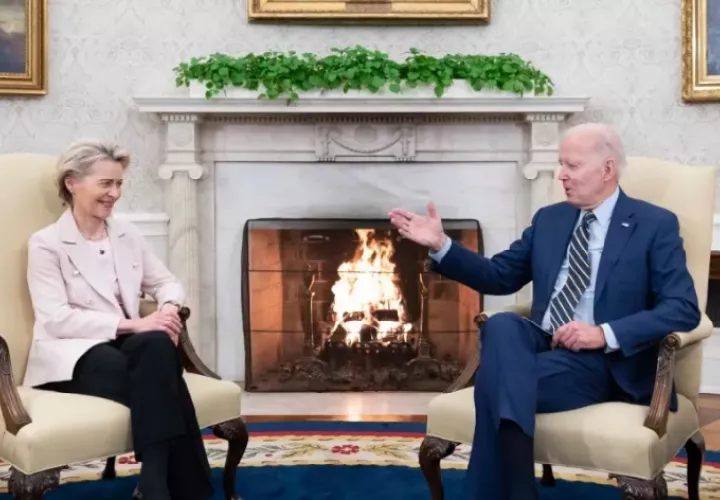 La presidenta de la Comisión Europea (CE), Ursula von der Leyen (i), se reunió con el presidente de EE.UU., Joe Biden (d), en la Casa Blanca. Foto: EFE