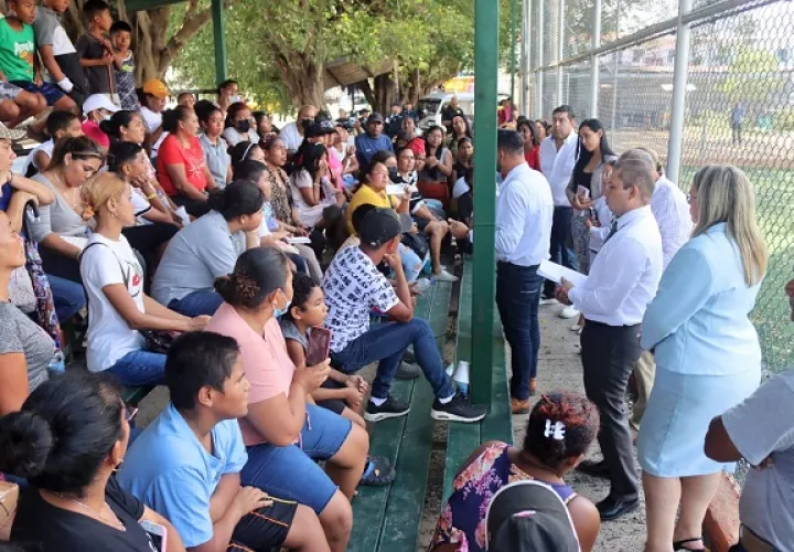 Las autoridades del Ministerio de Educación se reunieron con los padres de familia para buscar soluciones. Foto. Eric Montenegro